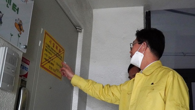 ▲ 양승조 충남도지사가 1일 밤 직원들과 함께 천안 성정·봉명동 교회와 사무실 등 3곳을 점검하고 폐쇄 여부를 확인했다.ⓒ충남도