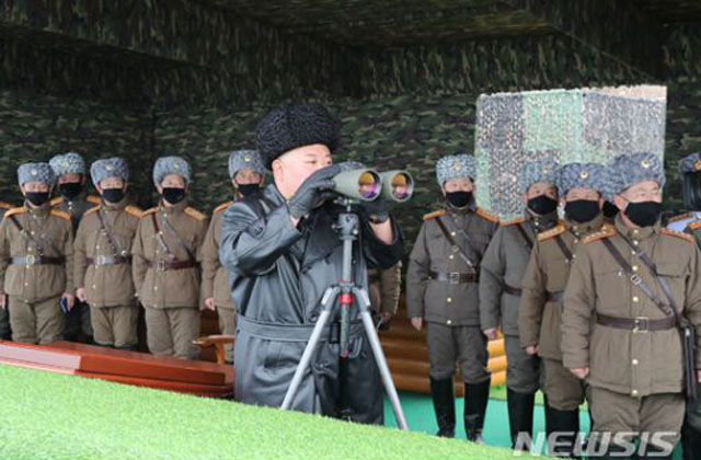 ▲ 전국적으로 8000여 명의 의심증상자가 있음에도 사격 지도를 간 김정은. ⓒ뉴시스. 무단전재 및 재배포 금지.