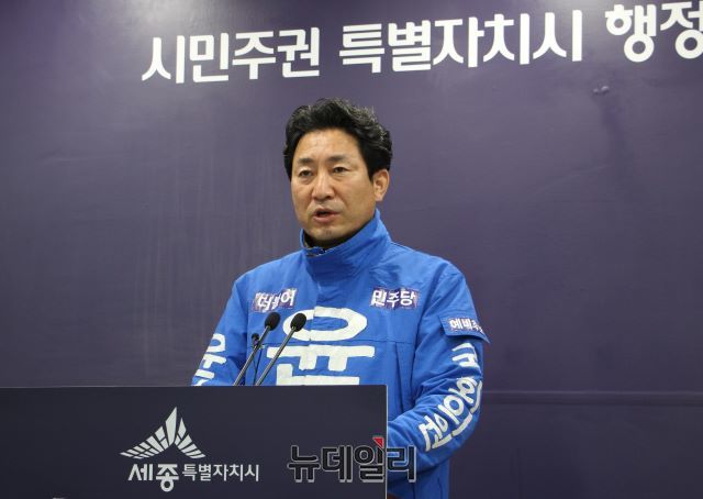 ▲ 더불어민주당 윤형권 예비후보가 2일 세종시청에서 기자회견을 열어 “김 전 비대위원장은 권력욕에 눈이 멀어 노무현 대통령을 욕보이면서까지 세종행 빨간색 낙하산을 탄  ‘변절자’일 뿐”이라고 강력 비난하고 있다.ⓒ김동식 기자