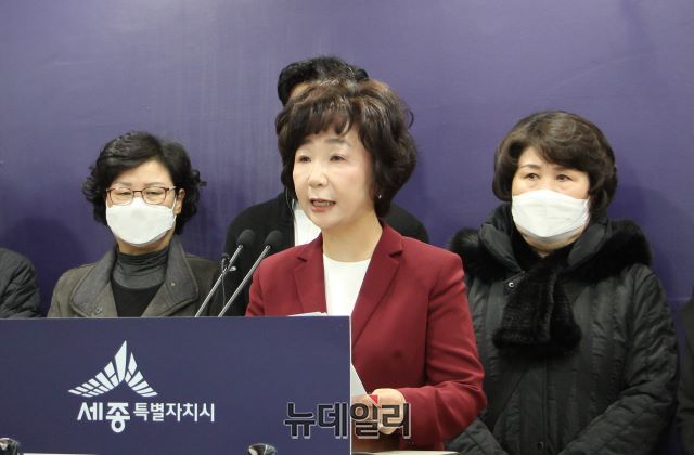 ▲ 미래통합당 송아영 세종시당위원장이 2일 기자회견을 열고 김 전 비대위원장의 양지가 아닌 험지를 선택하도록 하는 미래통합당 공천관리위원회의 합리적인 공천을 촉구하고 있다.ⓒ김동식 기자