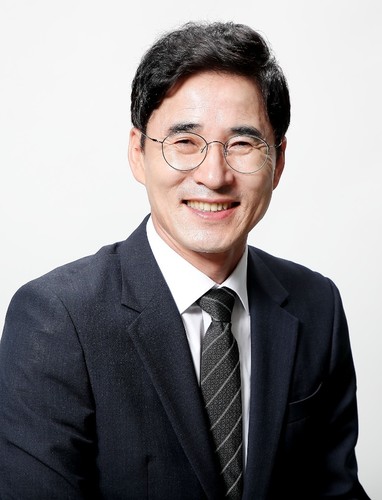 ▲ 경북도 행정부지사를 지낸 미래통합당 영천·청도 국회의원 예비후보  2일 “코로나19 확진환자 입원병상이 크게 부족하게 된 것은 보건당국의 허술한 대책 때문에 ‘진료’와 ‘방역’을 구분짓지 못해 생긴 일”이라고 비난하며 진료와 방역을 분리할 것을 강하게 촉구했다.ⓒ김 예비후보 측