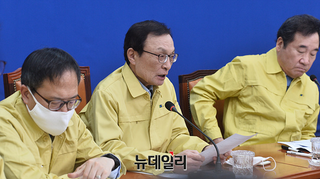 ▲ 이해찬 더불어민주당 대표가 2일 오전 국회에서 열린 '코로나19재난안전대책위원회-최고위원회 연석회의'에서 모두발언을 하고 있다.
ⓒ박성원 기자