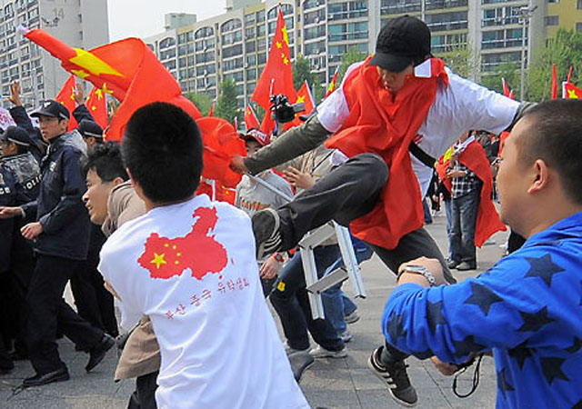 ▲ 2008년 4월 27일 벌어진 중국인 유학생 폭동 당시 모습. ⓒ연합뉴스. 무단전재 및 재배포 금지.