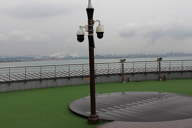 ▲ 동해면 소재 연오랑세오녀 공원에 설치된 대기환경 감시 카메라의 모습.ⓒ포스코