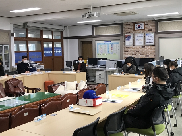 ▲ 경북대학교사범대학부설초등학교가 지난 1일 최소교원 대상으로 긴급회의를 실시해 학생 및 학부모가 학교와의 소통이 부족한 휴업 기간 중의 학생 관리와 개학 후 학교생활의 효과적 대비를 중점으로 구체적인 내용을 마련했다.ⓒ대구시교육청