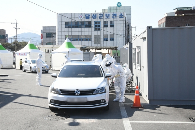 ▲ 대구 달성군(군수 김문오)은 2일부터 현풍읍 현풍백년도깨비시장 주차장에서 사전예약을 통해 ‘드라이브 스루 선별진료소’를 운영한다.ⓒ달성군