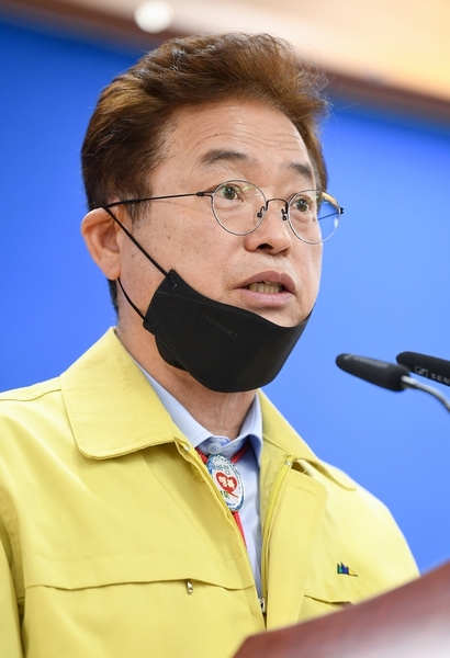▲ 이철우 경북도지사는 3일 오전 도청 브리핑룸에서 코로나19 브리핑을 갖고 있다.ⓒ경북도