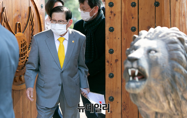 ▲ 별장 대문입구에 서 있는 사자상과 기자회견장에 등장하는 이만희.