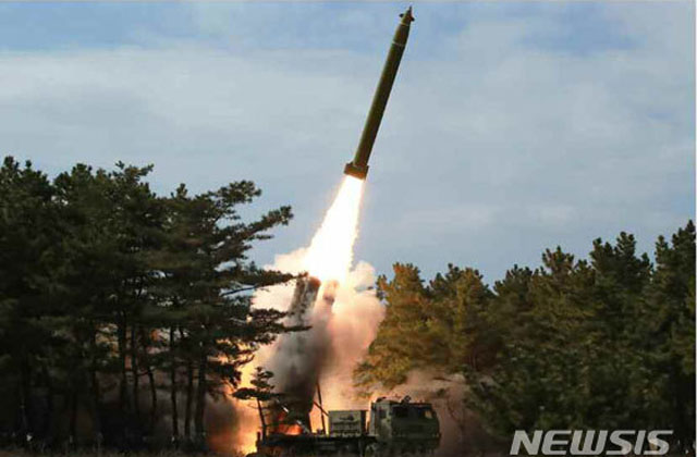 ▲ 북한이 지난 2일 발사했다고 주장한 초대형 방사포. ⓒ뉴시스. 무단전재 및 재배포 금지.