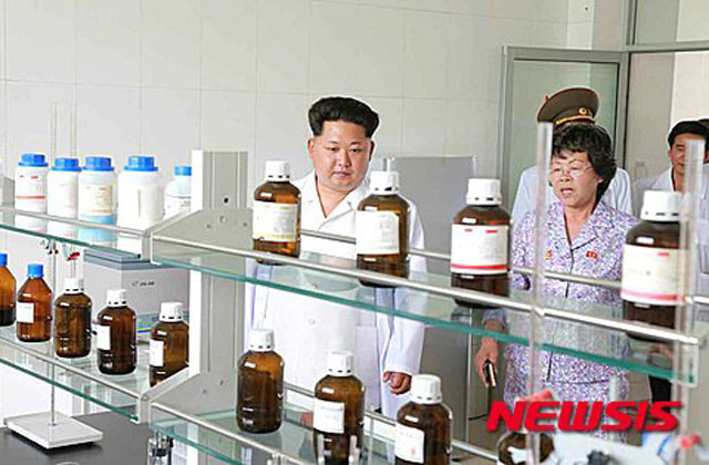 ▲ 평양생물기술연구소를 찾은 김정은. ⓒ뉴시스. 무단전재 및 재배포 금지.