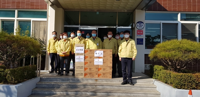 ▲ 청도읍과 1사1촌 자매결연 기관인 한국산업기술평가관리원(원장 정양호)에서는 코로나19 관련 물품을 청도읍에 기탁했다.ⓒ청도군