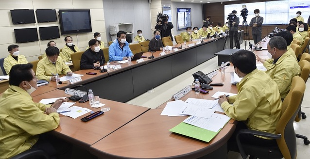 ▲ 원창묵 원주시장이 3일 시청에서 코로나19 확진자 10번째 발생한 가운데 추가 확진자 차단을 위한 방역대책회의를 주재하고 있다.ⓒ원주시