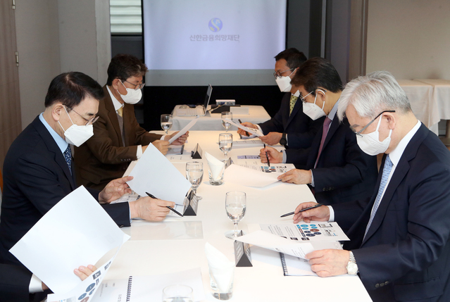 ▲ 신한금융희망재단은 3일 오전 올해 첫 이사회를 열고 코로나 19로 인한 국가적 위기를 극복하기 위한 후원방안에 대해 결의했다. (왼쪽부터 시계방향) 신한금융희망재단 조용병 이사장, 성용락 감사, 신한금융지주 김정훈 부장, 김봉래 이사, 김석동 이사.ⓒ신한금융