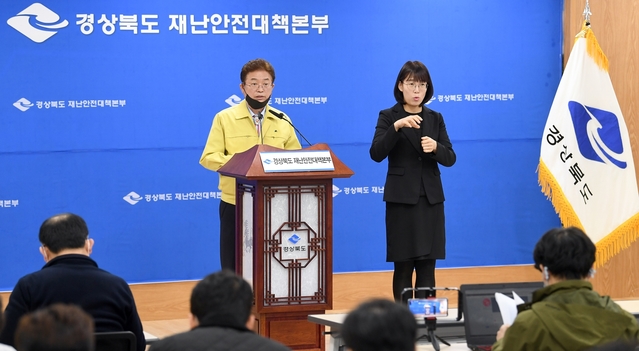 ▲ 이철우 지사는 3일 도청에서 브리핑을 갖고 “어려운 상황에서도 국가적 위기 극복을 위해 정부 방침을 따라주신 도민 여러분들에게 감사를 전한다”고 말했다.ⓒ경북도
