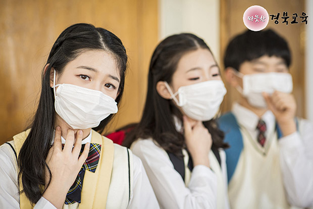 ▲ 경북교육청(교육감 임종식)은 마스크 구입에 어려움을 겪는 저소득층 가정의 학생과 차상위 돌봄 학생의 가정으로 마스크 1인당 3매를 우편배달한다.ⓒ경북교육청