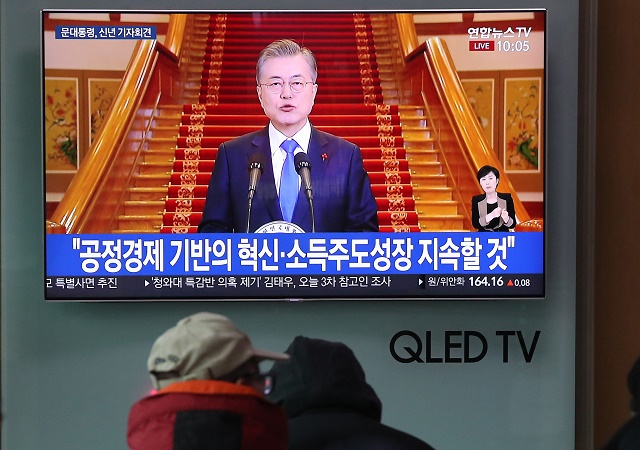 ▲ '2019 문재인 대통령 신년기자회견'이 열리고 있는 지난해 1월 10일 오전 서울역에서 시민들이 TV를 통해 기자회견을 보고 있다. ⓒ뉴시스