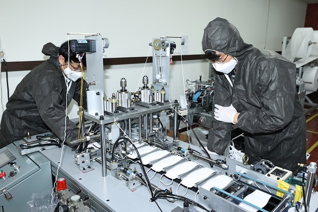 ▲ 대전시가 3일 대전지역 취약계층을 대상으로 추가 확보한 마스크 20만개의 공급을 시작했다. 사진은 마스크 제조공장.ⓒ대전시