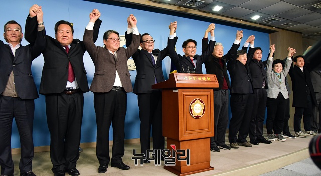 ▲ 조원진 공동대표와 김문수 공동대표가 이끄는 자유공화당이 3일 오후 국회에서 기자회견을 통해 창당을 알린 뒤 기념촬영을 위해 포즈를 취하고 있다.ⓒ권창회 기자