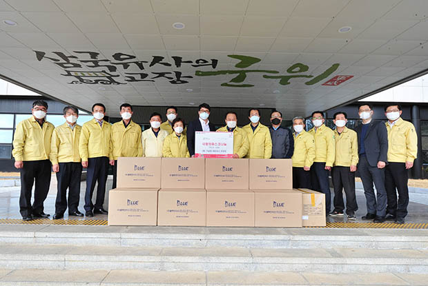▲ 출향 기업인 주식회사 금양(대표이사 류광지)이 코로나19 확산 방지를 위해 마스크 1만개를 군위군에 지원했다.ⓒ군위군