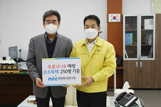 ▲ 환동해산업연구원이 직접 제작한 코로나19 예방 손소독제를 울진 부군수에게 기증했다.ⓒ환동해산업연구원
