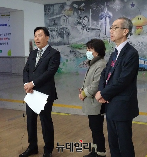 ▲ KPIH가 대전 유성복합터미널사업을 추진하고 있는 가운데 사내이사 겸 주주인 조석환씨가 3일 대전시청에서 기자회견을 갖고 있다.ⓒ김정원 기자