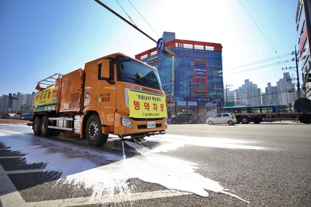 ▲ 달성군(군수 김문오)은 코로나19 확산방지를 위해 지난 2일부터 살수차를 운용해 주요도로에서 소독 방역작업을 실시한다.ⓒ달성군