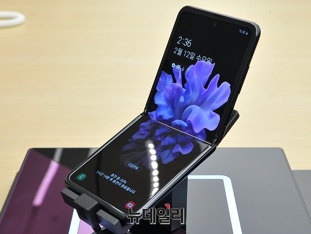 ▲ 서울 강남구 디지털프라자 강남본점에 전시된 갤럭시Z 플립. ⓒ정상윤 기자