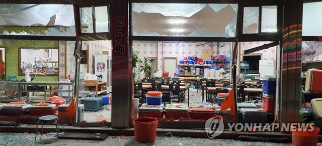 ▲ 폭발 충격으로 인근 음식점 창문이 깨져있다. ⓒ연합뉴스