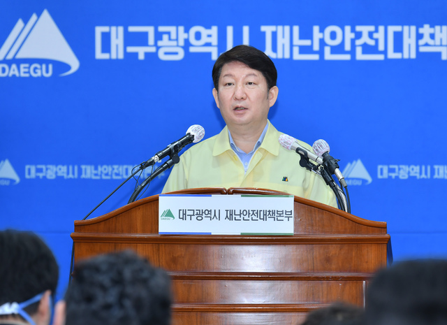 ▲ 권영진 대구시장은 4일 오전 대구시청에서 브리핑을 갖고 “전체 확진자 4006명 중 1330명은 병원(관내 972, 관외 358)에 입원했고, 373명이 생활치료센터(중앙교육연수원 138, 농협경주연수원 235)에 입소했다”고 말했다.ⓒ대구시