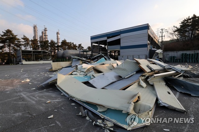 ▲ 폭발사고로 롯데케미칼 대산공장 인근 한 창고 외벽이 뜯겨져 있다. ⓒ연합뉴스