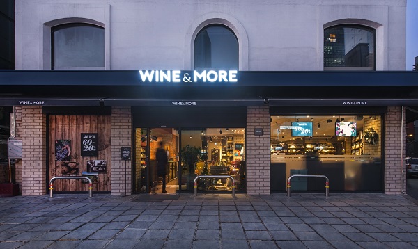 ▲ 신세계그룹은 2008년 신세계엘앤비를 설립하면서 주류사업에 본격 진출했다. 신세계엘앤비의 주요 사업은 주류 수입 및 납품업과 오프라인 매장 ‘와인앤모어’ 운영 등 크게 두 가지다.ⓒ신세계L&B