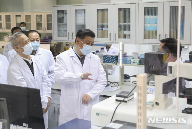 ▲ 시진핑은 지난 2일 베이징의 의학연구기관들을 찾아 