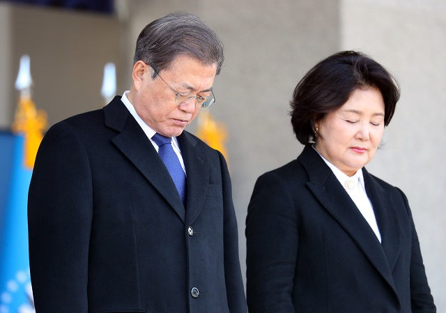 ▲ 문재인 대통령과 김정숙 여사가 4일 충북 청주시 공군사관학교에서 열린 제68기 졸업 및 임관식에 참석해 묵념을 하고 있다. ⓒ뉴시스