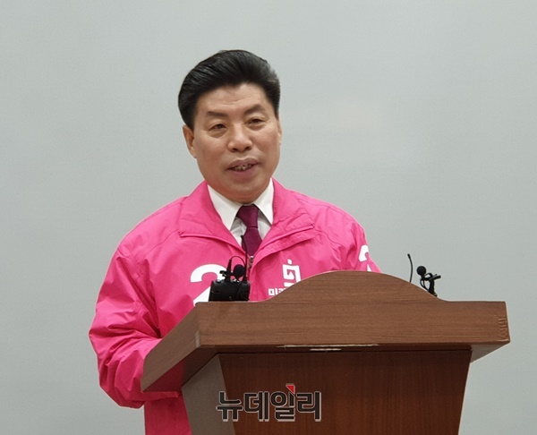 ▲ 미래통합 김정복 21대 총선 예비후보가 4일 공천 탈락과 관련한 심정을 밝히고 있다.ⓒ박근주 기자