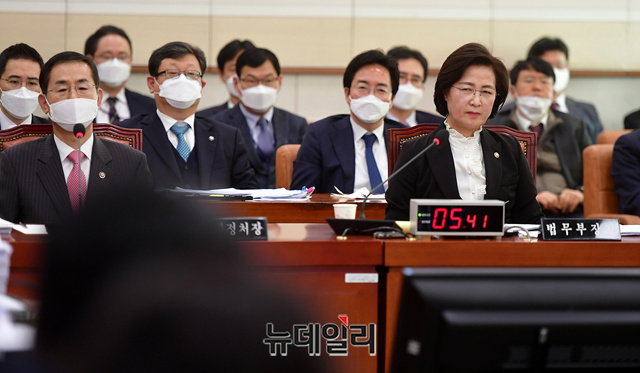 ▲ 추미애(사진 오른쪽) 법무부 장관이 4일 오전 국회에서 열린 국회 법제사법위원회 전체회의에서 질의에 답하고 있다.ⓒ정상윤 기자