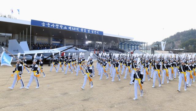 ▲ 공군사관학교가 4일 ‘제68기 공군사관생도 졸업 및 임관식’을 가진 가운데 재교생들이 행진을 하고 있다.ⓒ공군사관학교