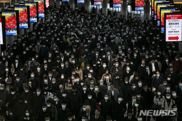 ▲ 출근길 도쿄 시나가와역 직장인들의 모습. ⓒ뉴시스. 무단전재 및 재배포 금지.