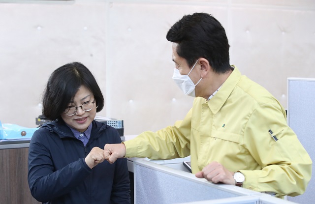 ▲ 이강덕 시장은 과도한 격무로 쓰러졌던 북구보건소 보건정책과의 감염관리팀장을 격려했다.ⓒ포항시