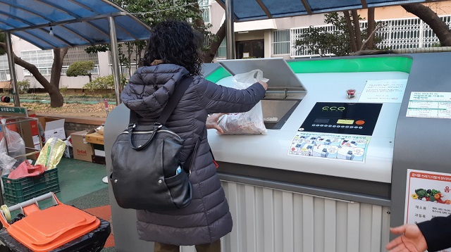 ▲ 포항시는 2020년 시민들의 올바른 음식물폐기물 분리배출 생활화를 유도하고 ‘발생원부터 원천적으로 감량한다’는 음식물류폐기물 감량화 종합계획을 추진한다.ⓒ포항시