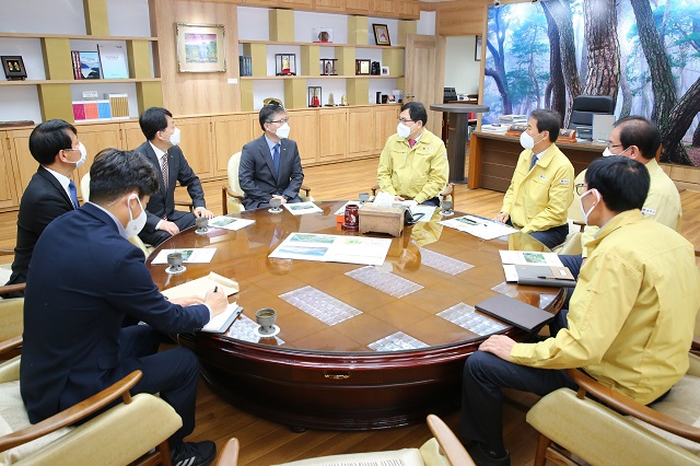 ▲ 주낙영 경주시장은 경주시장실에서 LH공사 사장(변창흠)과 경주시 지역발전을 위해 협력 가능한 사업을 모색하기 위한 간담회를 개최했다.ⓒ경주시