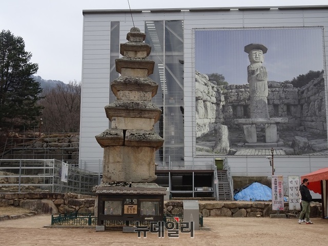 ▲ 보수공사를 하고 있는 충주 미륵사지 미륵불(보물 제96호).ⓒ김정원 기자