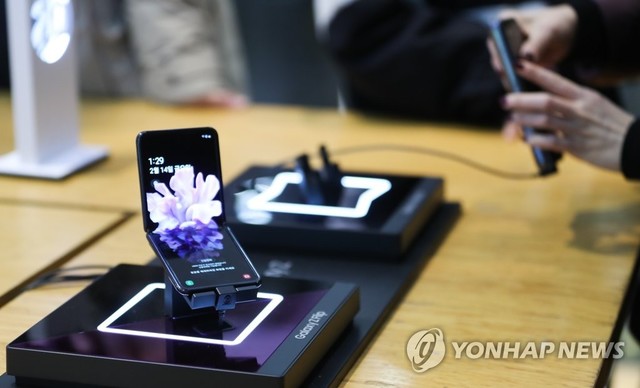 ▲ 삼성전자 새 폴더블폰인 '갤럭시Z플립'이 출시된 14일 서울 서초구 삼성딜라이트 매장에서 고객들이 '갤럭시Z플립'을 체험해 보고 있다. ⓒ연합뉴스
