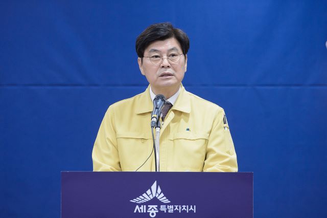 ▲ 이춘희 세종시장은 5일 라이브방송을 통해 진행한 정례브리핑을 통해 “코로나19 극복을 위해 세종시에 사업장을 두고 영업 중인 소상공인 지원을 위해 경영안정자금 150억 원을 상반기 중 전액 지원키로 했다”고 밝히고 있다.ⓒ세종시