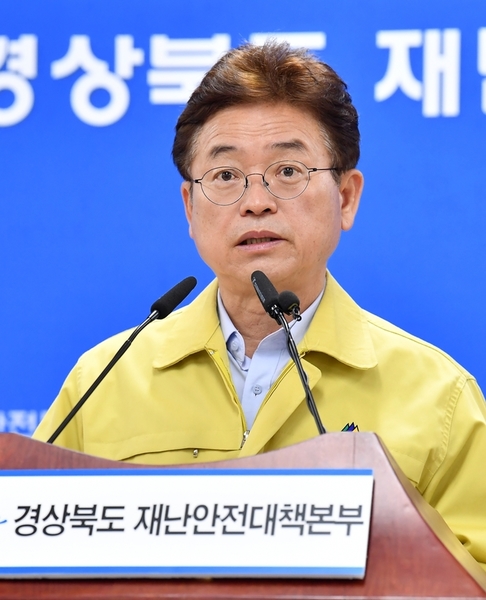 ▲ 이철우 경북도지사는 5일 도청에서 브리핑을 갖고 “경산에서 연일 환자가 속출하고 있어 특단의 조치가 필요한 상황”이라고 우려했다.ⓒ경북도