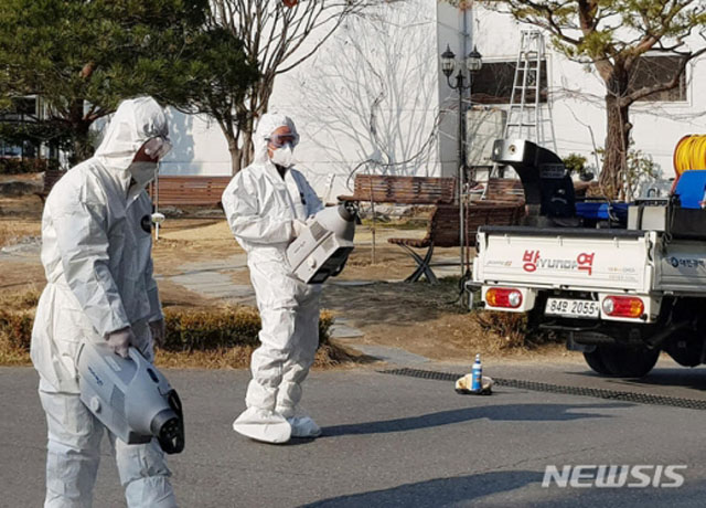 ▲ 국군의무학교 소속 원사가 이동했던 지역을 방역하는 대전시 보건당국 직원들. ⓒ뉴시스. 무단전재 및 재배포 금지.
