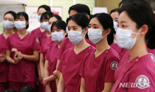 ▲ 국군대구병원에 배치되기 전 우한폐렴에 대해 교육 받는 신임 간호장교들. ⓒ뉴시스. 무단전재 및 재배포 금지.