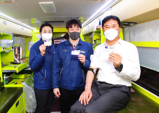 ▲ 현대중공업 한영석 사장(오른쪽 첫번째)이 5일 혈액 수급 위기 해소를 위한 단체헌혈에 동참했다.ⓒ현대중공업