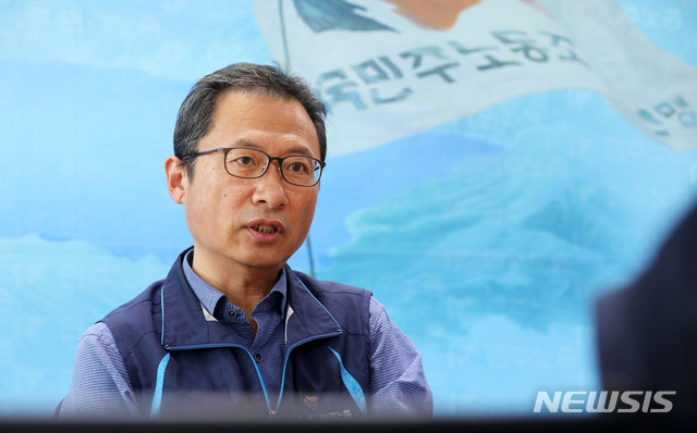 ▲ 전국민주노동조합총연맹(민주노총)이 문신사(文身士)들을 산하 조직에 끌어들였다. 노동계는 민주노총이 문신사들을 품에 않은 것을 두고, 지난해 조직 규모에서 한국노동조합총연맹(한국노총)을 제치고 차지한 제1노총 자리를 공고히 하기 위해 무리수를 뒀다고 지적했다. 사진은 김명환 민주노총 위원장. ⓒ뉴시스