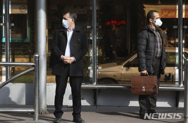 ▲ 이란 테헤란 버스정류장에서 마스크를 쓴 채 버스를 기다리는 시민들. ⓒ뉴시스 AP. 무단전재 및 재배포 금지.