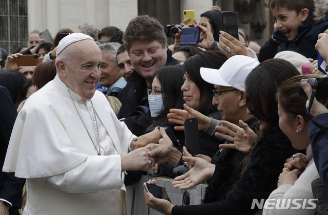 ▲ 프란치스코 교황은 지난 2월 26일 신도들과의 만남을 끝으로 당분간 사진과 같이 접촉이 많은 활동은 하지 않기로 했다. ⓒ뉴시스 AP. 무단전재 및 재배포 금지.